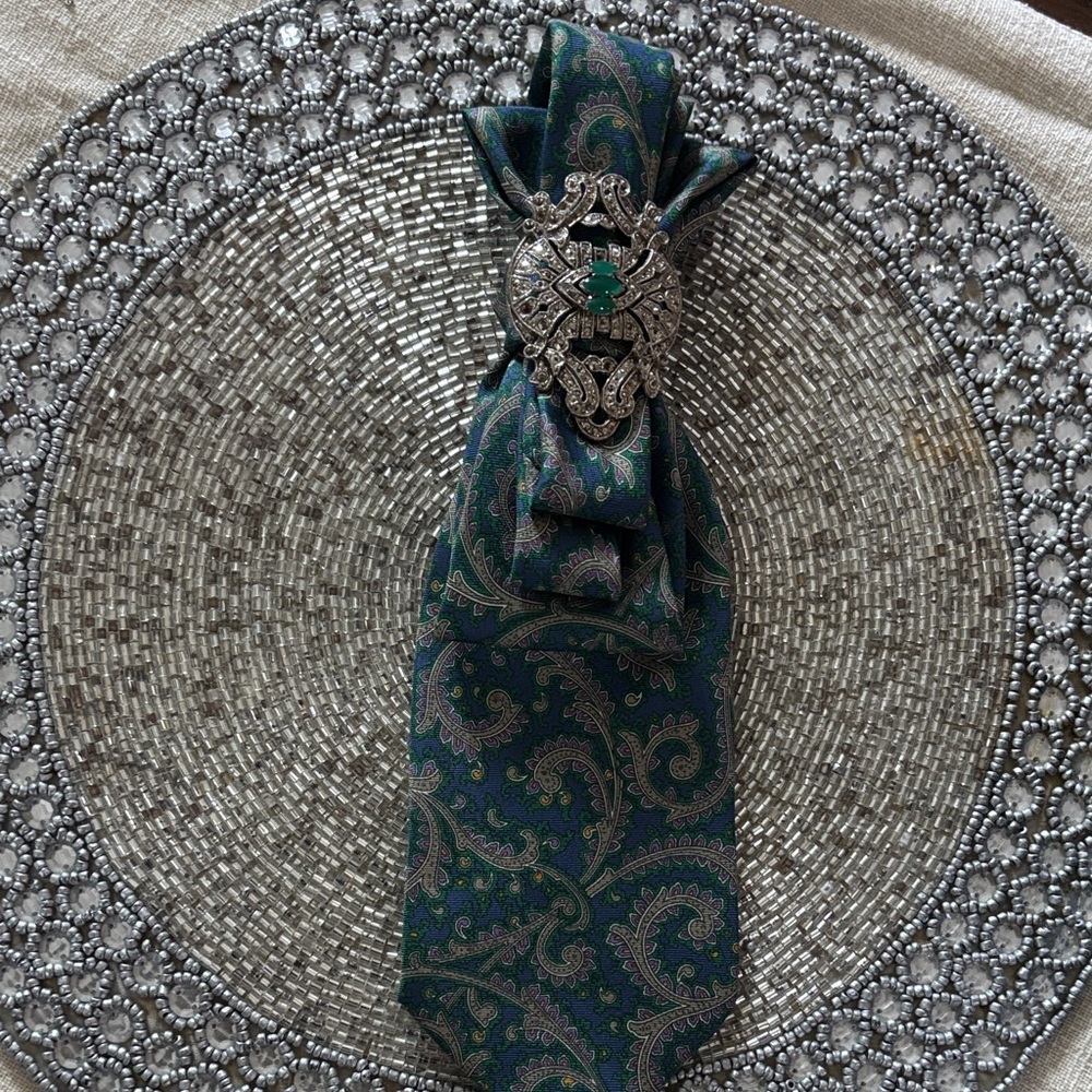 Luxurious Paisley Tie with Intricate Brooch